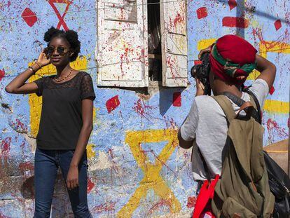 Urielle Koukambakana, congoleña residente en Dakar, retrata a su compañera Samuelle Paul Banga en el barrio de la Medina para practicar la técnica del retrato.