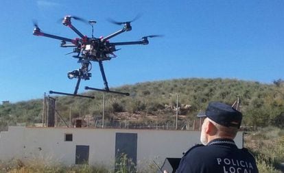 Un polic&iacute;a de Novelda con uno de los drones.