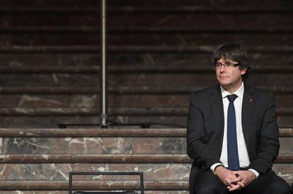 El expresidente de Catalu&ntilde;a, Carles Puigdemont, espera a los alcaldes secesionistas en Bruselas, el pasado 7 de noviembre.
 