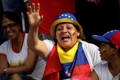 Una partidaria de la oposición grita consignas durante la marcha para exigir un referéndum para destituir al presidente de Venezuela, Nicolás Maduro.