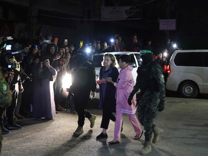 Milicianos de Hamás liberan y entregan a la Cruz Roja a dos rehenes que mantenían retenidas desde el pasado 7 de octubre, este martes 28 de noviembre.