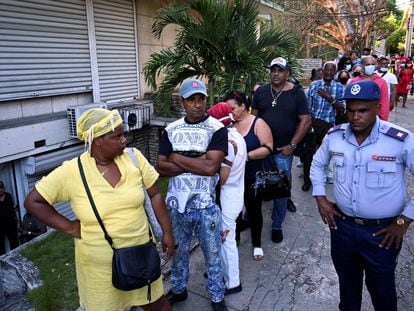 Un grupo de gente hace cola ante una casa de cambio en La Habana, el 23 de agosto.