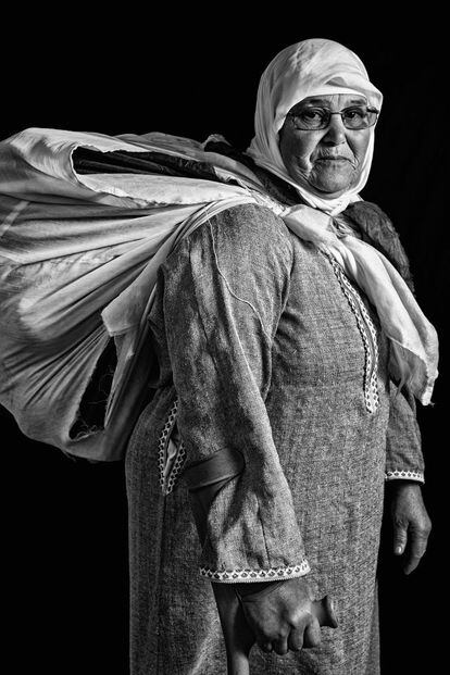 Yamila, una señora porteadora, posa en Melilla.