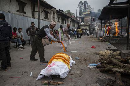 Los familiares de un trabajador que murió en el Golfo velan su cuerpo durante la ceremonia de cremación. Según cifras de la ONU, 7,2 millones de nepalíes trabajan en el extranjero (4 millones de ellos en la India). La mitad de ellos son indocumentados. El aeropuerto de Katmandú recibe a diario entre dos y tres cadáveres.