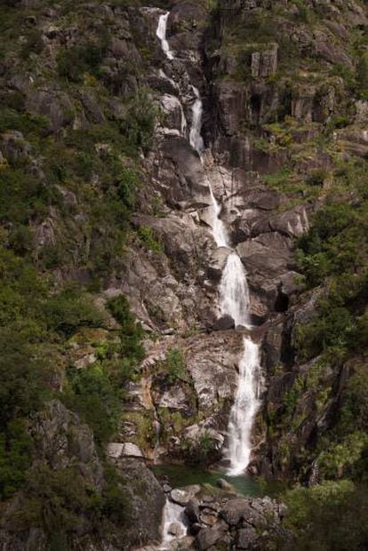 Descenso del río Fecha antes de desembocar en el Caldo en Lobios. El cuerpo se halla atrapado en el tercer tramo antes de la poza situada a los pies.