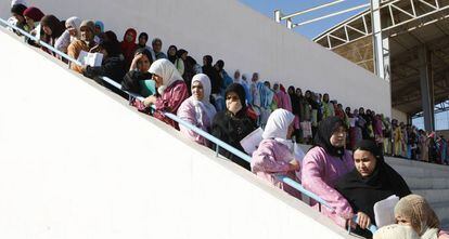 Temporeras marroquíes, en cola para acceder a la campaña fresera de 2009.