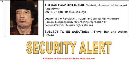 La ficha de Gadafi en la Interpol tras ser emitida una alerta naranja global contra él.