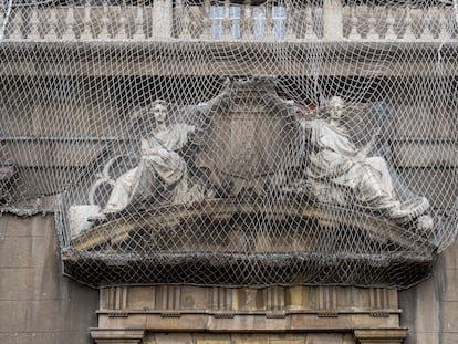 Detalle del edificio de la antigua Foneria de Canons, en la Rambla de Barcelona, pendiente de rehabilitación.