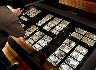 Un visitante contempla billetes antiguos en una exposición en el Centro Cultural de Caixa de Girona.