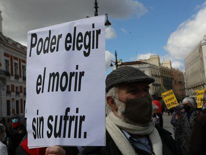 Concentración de Derecho a Morir Dignamente en la Puerta del Sol, en Madrid, el 18 de marzo de 2021.