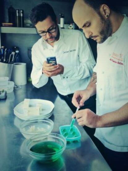 El chef Quique Dacosta sacando una foto en la cocina de su restaurante, en Dénia.
