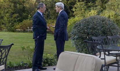 John Kerry y Sergey Lavrov durante su encuentro en La Haya.