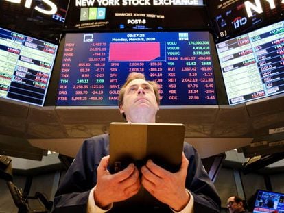 Un broker en la Bolsa de Wall Street, en Nueva York.