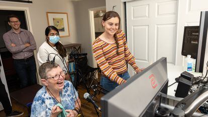 Pat Bennet, una de las pacientes, junto a los investigadores de Stanford durante una sesión de prueba de la tecnología que le devolvió el habla