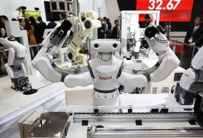 Los robots de la firma Nachi, durante una exhibición en una exposición internacional celebrada en Japón a principios de diciembre.