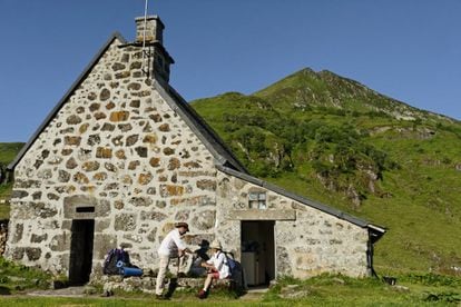 Una pista con escaleras en sus tramos más escarpados conduce hasta la cumbre del Puy Mary (1.787 metros), el pico más característico de Cantal (al fondo). En la Maison du Site se venden guías y mapas de las múltiples rutas de la zona, como la que rodea el pico y pasa por el refugio Buron of Eylac.