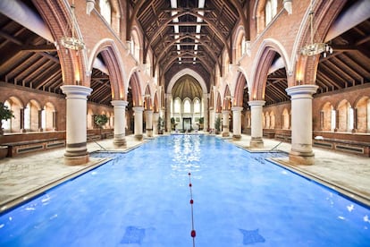 Piscina interior del Gimnasio Virgin Active de Repton Park (Londres), en una antigua iglesia de estilo victoriano del siglo XVIII. 