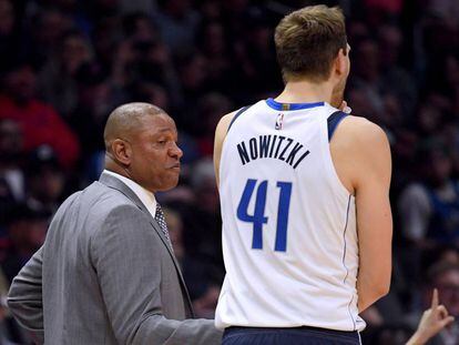 Doc Rivers y Dirk Nowitzki esta madrugada en el partido entre Clippers y Mavericks.