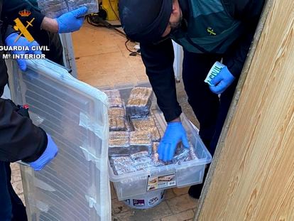 Mercancía confiscada por la Guardia Civil, en el marco del operativo para desarticular dos bandas que ofrecían servicios de logística, como suministrar gasolina o custodiar alijos de droga, a organizaciones dedicadas al narcotráfico en la costa de Tarragona.