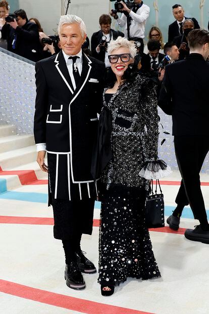 El director Baz Luhrmann y su esposa, la directora de vestuario Catherine Martin, con chaqueta de tweed y falda de lentejuelas, de Chanel.