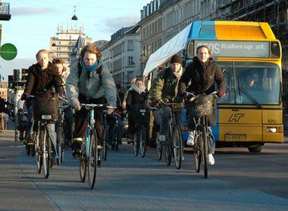 Los habitantes de Copenhague se desplazan en bicicleta gracias a los 329 km de carril 'bici' distribuidos por la ciudad