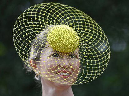 Una mujer con un sombrero amarillo en las carreras de Ascot, el 16 de junio de 2021.