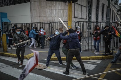 Miembros del grupo fujimorista denominado "La Resistencia" se enfrentó a los simpatizantes de Pedro Castillo a las afueras del Jurado Nacional de Elecciones (JNE), donde llevan acampando más de 15 días a la espera de los resultados electorales, este jueves en Lima (Perú).