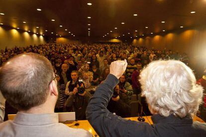 Xosé Manuel Beiras (derecha) y Martiño Noriega, ambos de espaldas, en la asamblea del 12 de febrero.