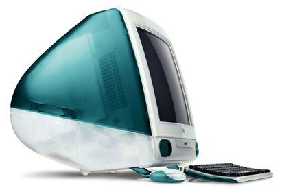 Tras el Macintosh original, nos encontramos con el Macintosh Plus. Con él nació la autoedición, el Macintosh II trajo el color. Finalmente el paso hacia la modernidad llegó en 1998 con el iMac G3 (el de la fotografía). Fue el primer Macintosh que prescindió de la unidad de disco flexible (disquetera) y que incluyó puertos USB. Y además, era el único ordenador de la manzana en estar disponible en una amplia gama de colores. Tuvo un éxito en el mercado sin precedentes gracias a su facilidad de uso y su innovación, tanto interna como externa. Con él llegó la i de iMac gracias a que empezaba la era de Internet. De hecho, llegaba preparado para el apogeo de la tarifa plana y la conexión por minutos. Apple empezaba a transmitir sus ideas básicas: sencillez, estética y conectividad.