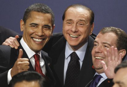 Berlusconi (centro), junto al expresidente de EE UU Barack Obama y el expresidente ruso Dmitri Medvedev, durante el G-20 de Londres celebrado en abril de 2009.