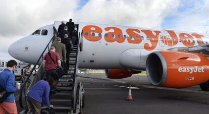 Pasajeros embarcan en un avión de la aerolínea de bajo coste Easyjet en el aeropuerto de Belfast (Irlanda del Norte), en el Reino Unido.