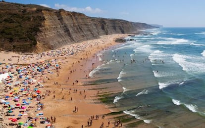 Vista de la playa de Magoito, al noroeste de Sintra (Portugal) y abierta completamente al oc&eacute;ano Atl&aacute;ntico. 