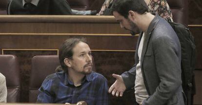 Pablo Iglesias, de Podemos, dialoga con Aberto Garz&oacute;n, de IU, en un pleno del Congreso de los Diputados. 