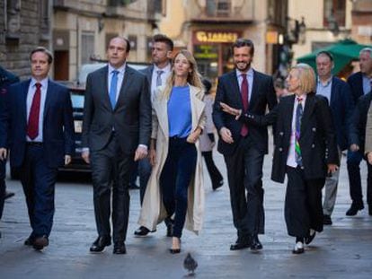 El líder popular invita a la exsocialista a intervenir en su único mitin en Cataluña. Ambos denuncian que el independentismo  prefiere a Sánchez porque les da esperanzas 