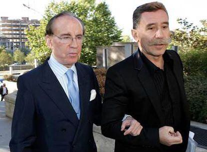 Ruiz Mateos (a la izquierda), con su abogado, acudiendo a la Audiencia Provincial en octubre de 2005.