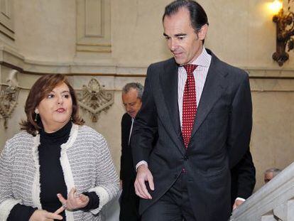 La presidenta de los farmac&eacute;uticos de Valencia, Mar&iacute;a Teresa Guardiola, y el consejero de Sanidad, Manuel Llombart, este jueves. 