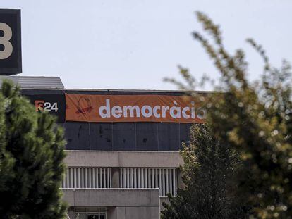 Pancartas a favor del 1-O en la fachada de uno de los edificios de TV3.