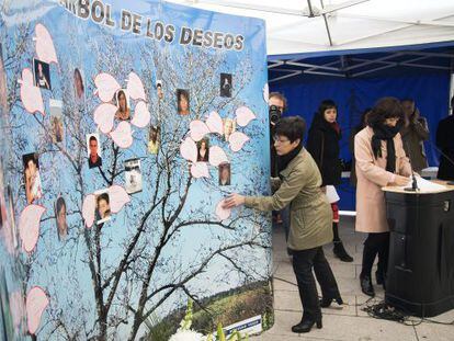 La consejera Estefanía Beltrán de Heredia, en el mural de las víctimas de tráfico.