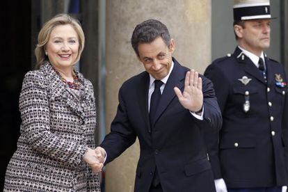 La secretaria de Estado de EE UU, Hillary Clinton, saluda a Nicolás Sarkozy a su llegada al Elíseo