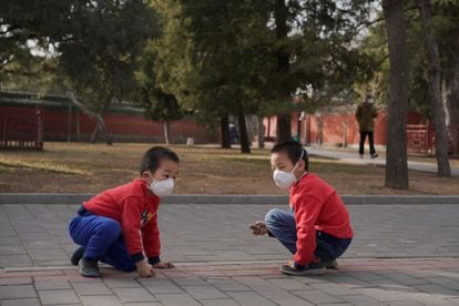 Unos niños juegan en un parque de Pekín. REUTERS/Stringer