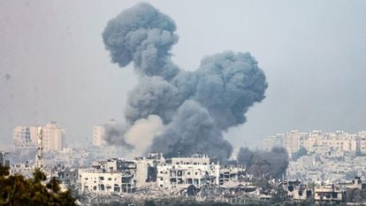 El humo se eleva sobre un grupo de edificios bombardeados este sábado en la franja de Gaza.