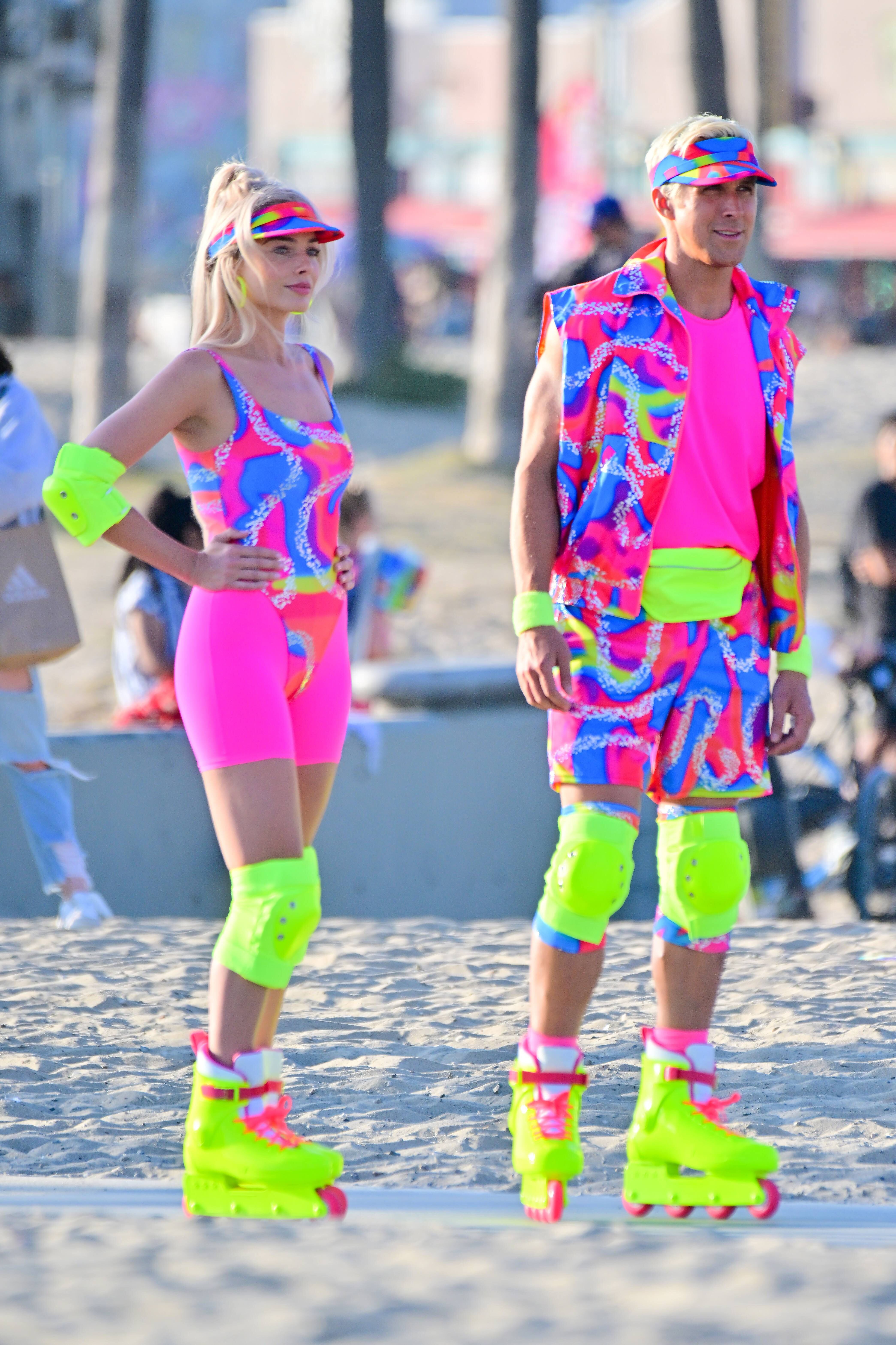 Margot Robbie y Ryan Gosling durante el rodaje de 'Barbie', de la directora Greta Gerwig, en California en junio de 2022. 
