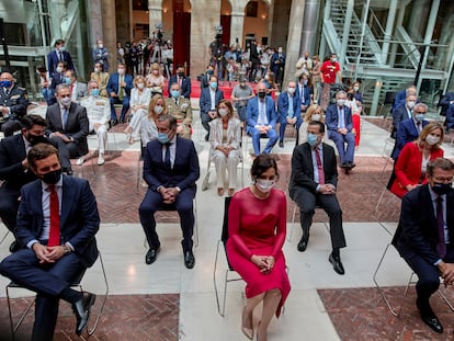 El presidente del PP, Pablo Casado; la presidenta de la Comunidad de Madrid, Isabel Díaz Ayuso y el presidente de la Xunta de Galicia, Alberto Núñez Feijóo en el acto de toma de posesión.