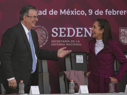 Marcelo Ebrard y Claudia Sheinbaum en la 'Marcha de la Lealtad' en Ciudad de México, febrero 2023.