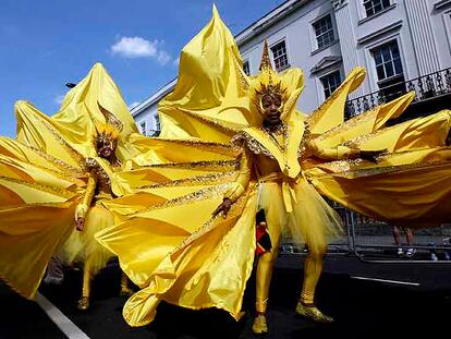 Un grupo de bailarines avanza por las calles de Notting Hill, en Londres.