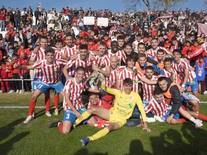 Los jugadores del Barbastro celebran la histórica clasificación del conjunto aragonés tras eliminar al Almería.