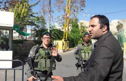 Issa Amro, ante un puesto de control israelí en Hebrón.
