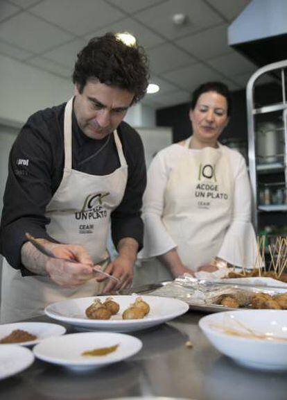 El chef Pepe Rodríguez junto a Imane Aboulhassane preparando su versión de la pastela marroquí.