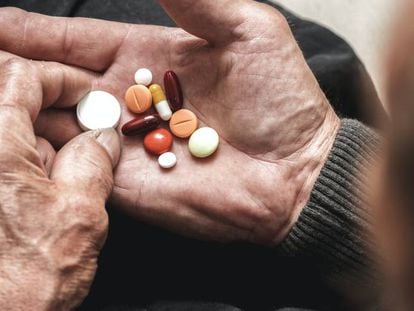 ¿Qué consecuencias tiene el exceso del consumo de fármacos en personas mayores?
