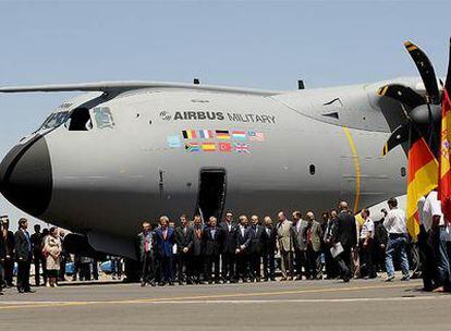 El Rey ha estado presente en el estreno del mayor avión de transporte militar de Europa, fabricado en Sevilla